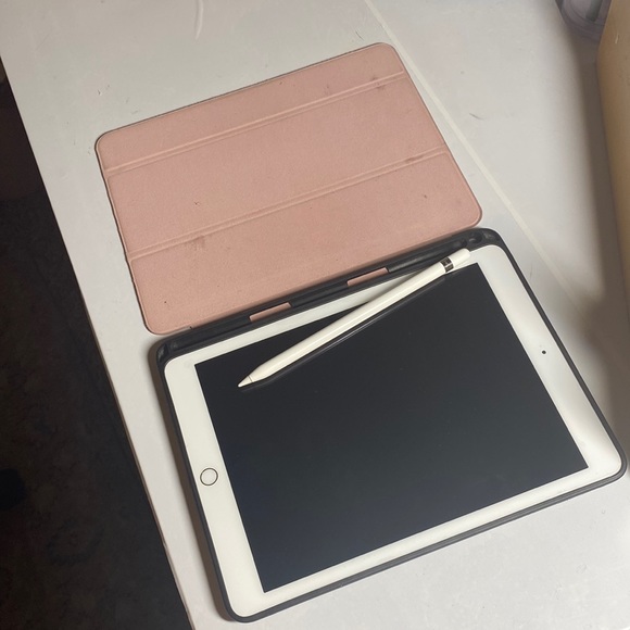 Apple iPad Bundle (Apple Pencil + Accessories) - Picture 3 of 9